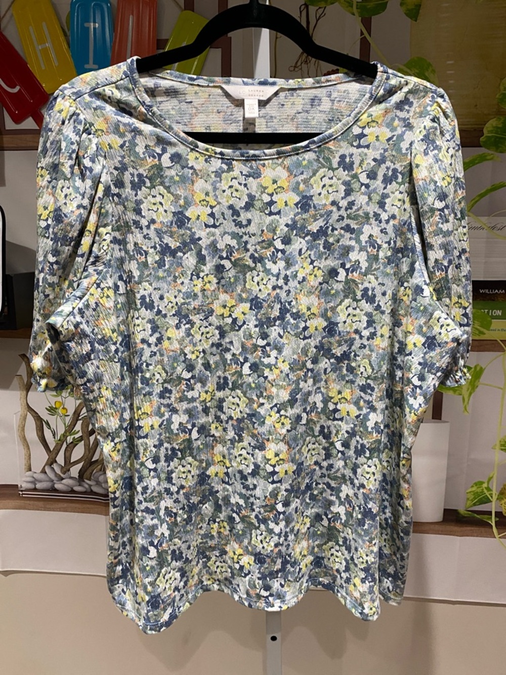 LC Lauren Conrad Blue and Yellow Floral Scoop Neck Top size 0 X. Ptp is 24.